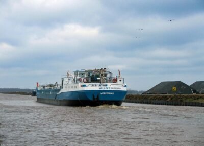 Willeke in the A.G. Wildervanckkanaal passing Meeden, 03-02-2006