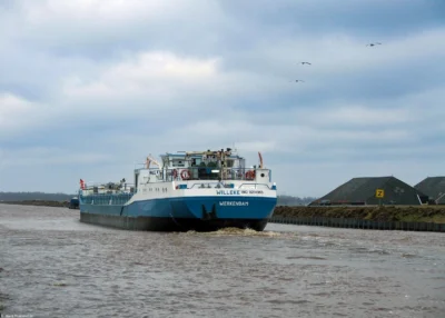 Willeke in the A.G. Wildervanckkanaal passing Meeden, 03-02-2006