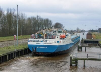 Willeke entering Winschoterdiep at Zuidbroek, 03-02-2006