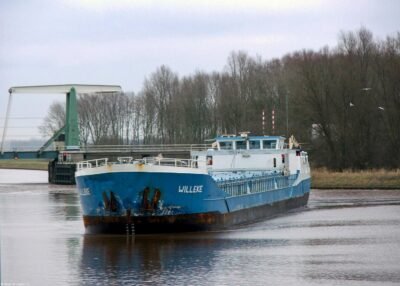 Willeke entering Winschoterdiep at Zuidbroek, 03-02-2006