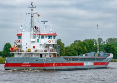 Jolyn in Kiel Canal passing Breiholz, 31-05-2014
