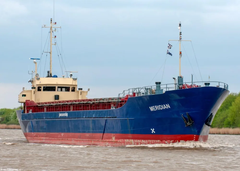 Meridian in Kiel Canal passing Breiholz, 10-05-2013