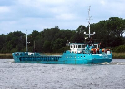 Elvi Kull in Kiel Canal passing Breiholz, 31-05-2014