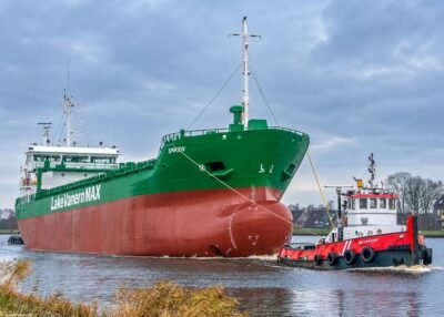 Spiken passing Farmsum underway to open waters, 02-12-2024