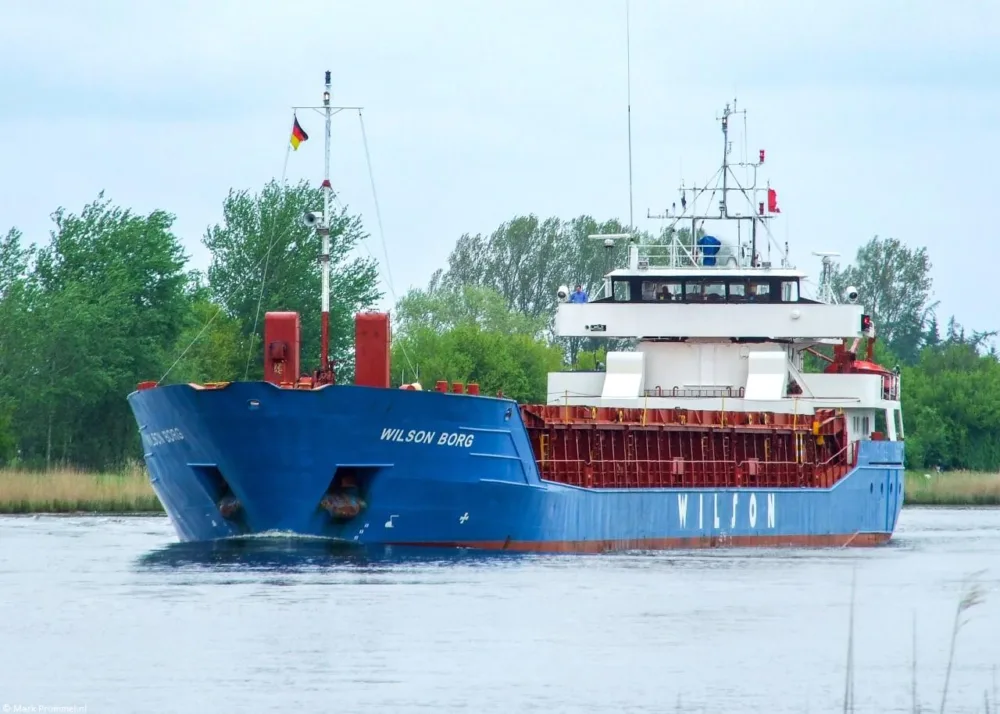 Wilson Borg in Kiel Canal passing Breiholz, 14-05-2015