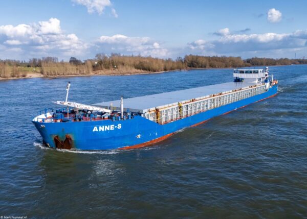Anne-S on river Rhine passing Spijk, 04-02-2025