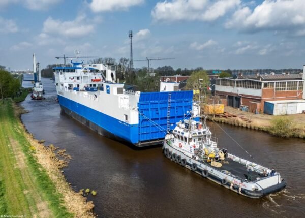 Hawaikinui 2 passing Waterhuizen, 13-04-2025