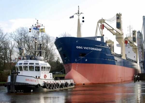 OSC Victoriadiep underway from Hoogezand to Delfzijl passing Waterhuizen, 09-12-2007