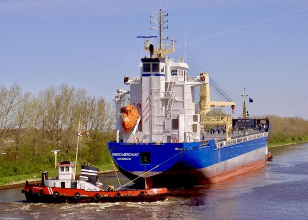 Onego Merchant underway from Hoogezand to Delfzijl passing Appingedam, 24-04-2004
