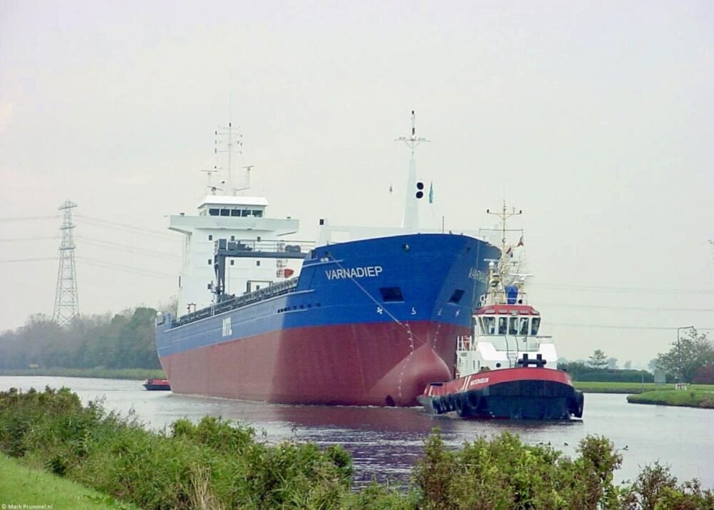 Varnadiep underway from Hoogezand to Delfzijl passing Appingedam, 14-10-2002