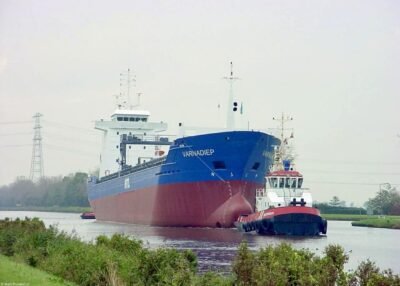 Varnadiep underway from Hoogezand to Delfzijl passing Appingedam, 14-10-2002