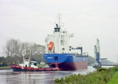 Varnadiep underway from Hoogezand to Delfzijl passing Appingedam, 14-10-2002