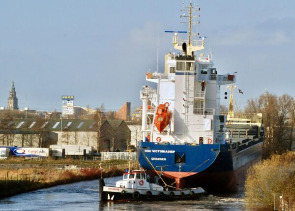 OSC Victoriadiep underway from Hoogezand to Delfzijl passing Groningen, 09-12-2007
