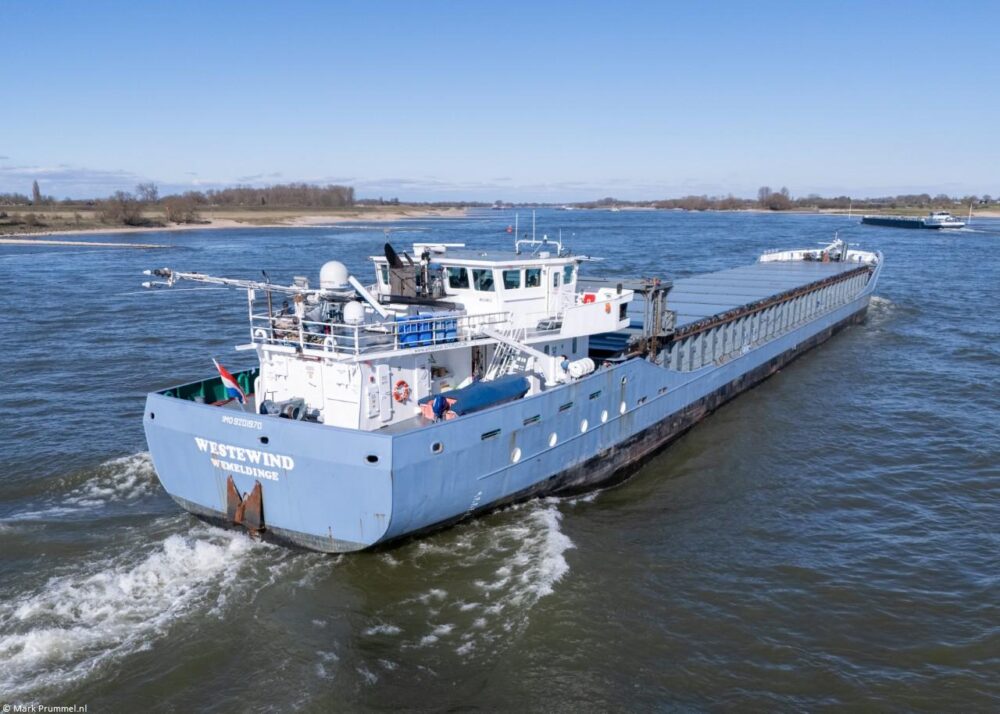 Westewind on river Waal passing Rossum, 15-04-2024