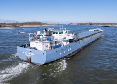 Westewind on river Waal passing Rossum, 15-04-2024