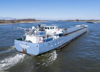 Westewind on river Waal passing Rossum, 15-04-2024