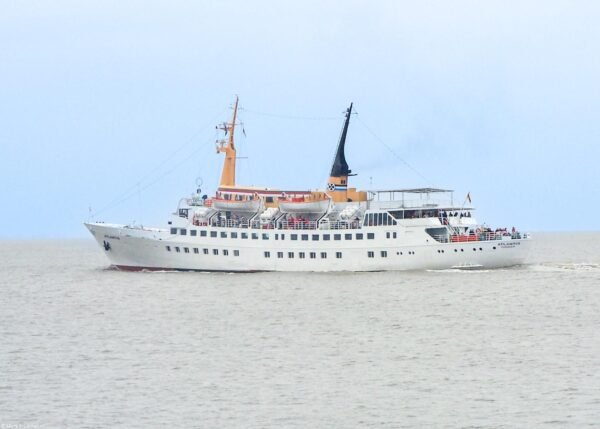 Atlantis departing from Cuxhaven, 08-10-2006