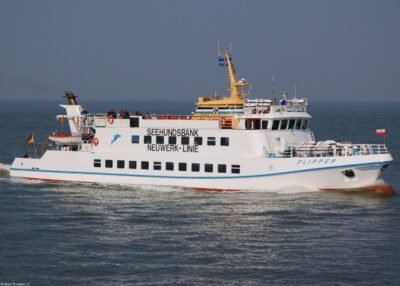 Flipper passing Alte Liebe in Cuxhaven, 01-04-2007