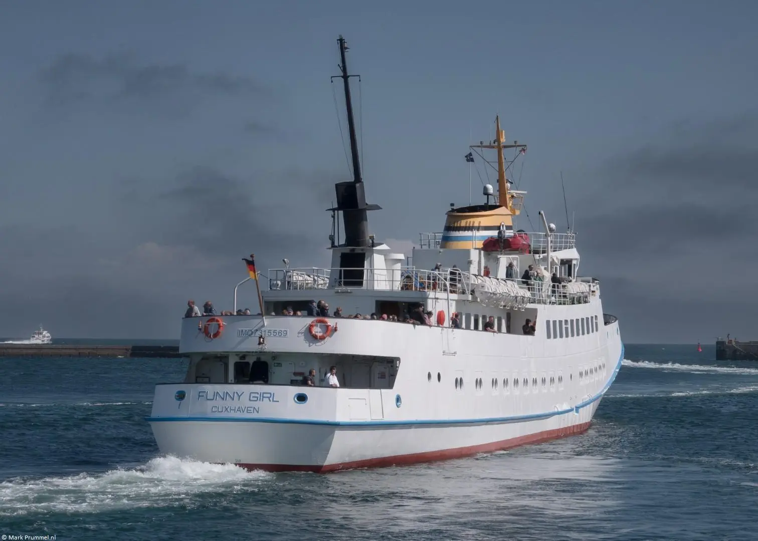 Funny Girl departing from Heligoland, 17-05-2025