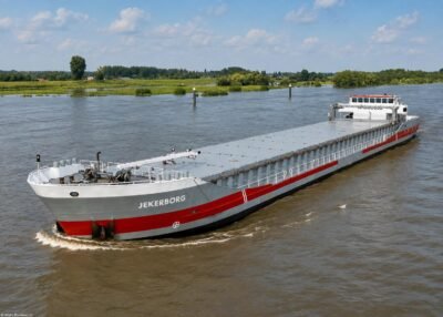 Jekerborg on river Rhine passing Spijk, 06-06-2024