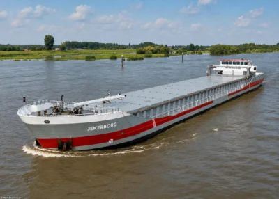 Jekerborg on river Rhine passing Spijk, 06-06-2024