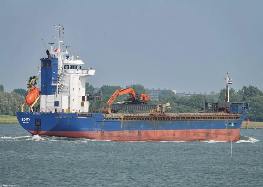 Edmy inbound Rotterdam passing Rozenburg, 09-06-2025