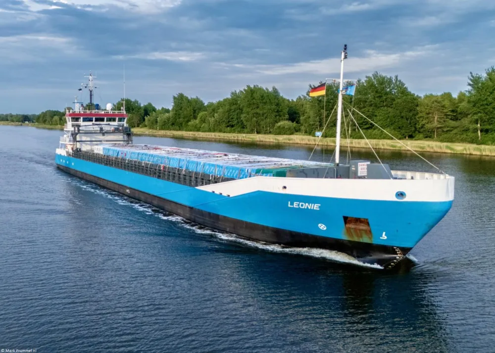 Leonie passing Breiholz in Kiel Canal, 22-06-2025