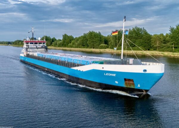 Leonie passing Breiholz in Kiel Canal, 22-06-2025