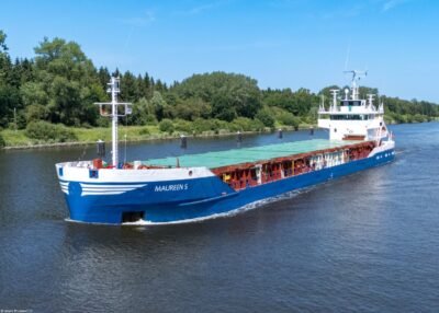 Maureen S passing Schülp bei Rendsburg, 21-06-2025