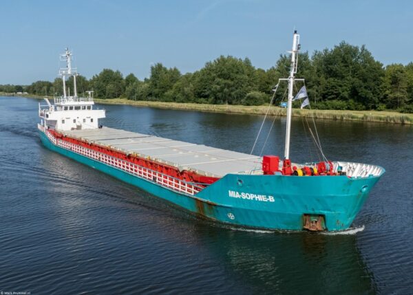 Mia Sophie-B passing Breiholz in Kiel Canal, 20-06-2025