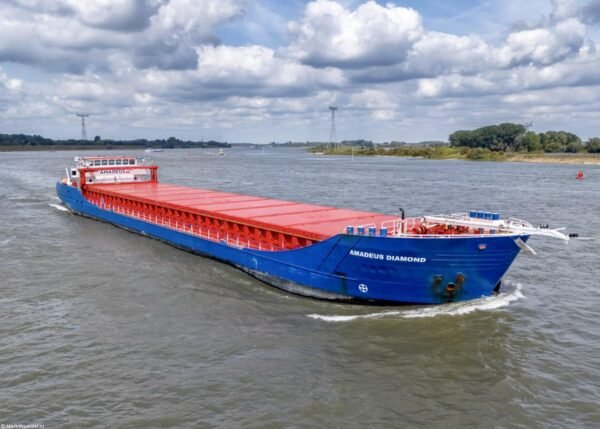 Amadeus Diamond on river Waal passing Rossum, 03-08-2025