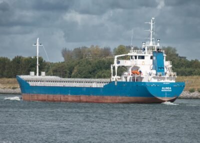 Alinda outbound Rotterdam passing Rozenburg, 14-09-2025