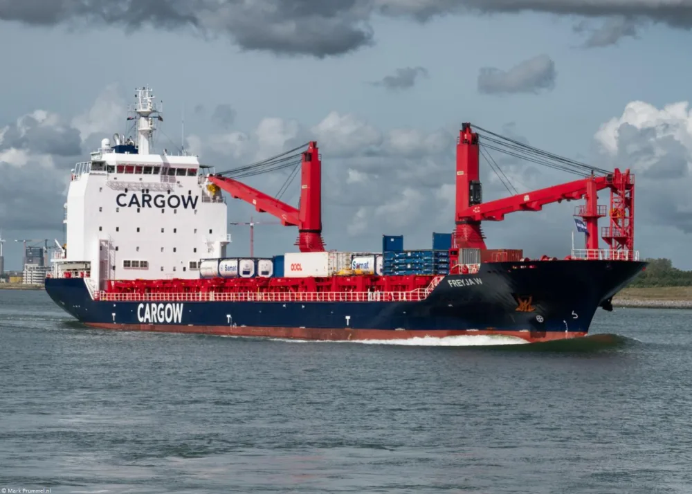 Freyja W inbound Rotterdam passing Rozenburg, 14-09-2025