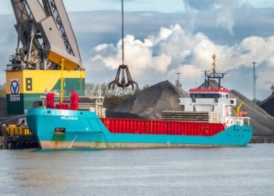 Helene-B discharging scrap in Terneuzen, 16-10-2025