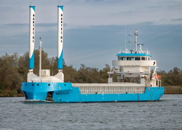 Waalvliet on Oude Maas passing Spijkenisse, 18-10-2025