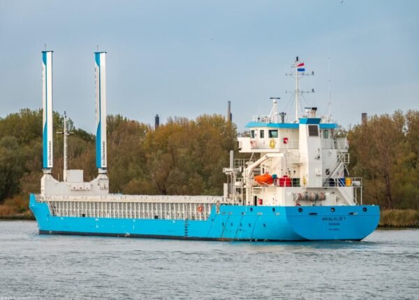 Waalvliet on Oude Maas passing Spijkenisse, 18-10-2025