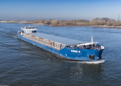 Anne-S on river Rhine passing Spijk, 28-12-2025