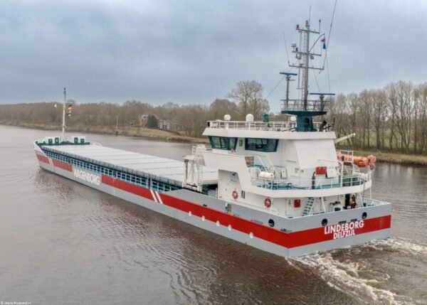 Lindeborg in Kiel Canal passing Hohenhörn, 27-12-2025