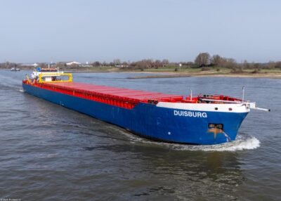 Duisburg on river Rhine passing Tolkamer, 06-03-2026