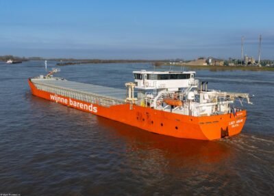 Lady Ariane on river Rhine passing Pannerden, 27-02-2026