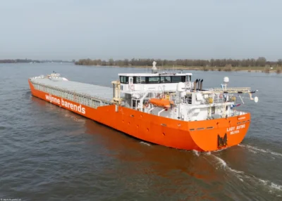 Lady Astrid on river Rhine passing Hönnepel, 06-03-2026