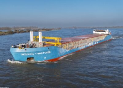 Wilson Twisteden on river Waal passing Rossum, 04-03-2026