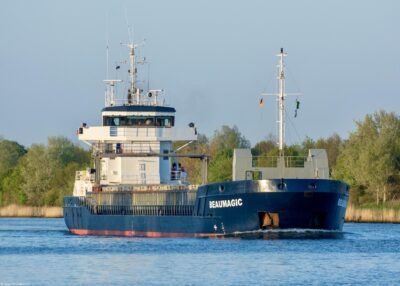 Beaumagic in Kiel Canal passing Breiholz, 15-05-2015