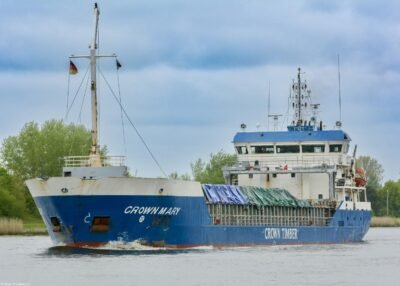 Crown Mary in Kiel Canal passing Breiholz, 14-05-2015