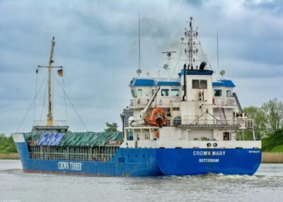 Crown Mary in Kiel Canal passing Breiholz, 14-05-2015