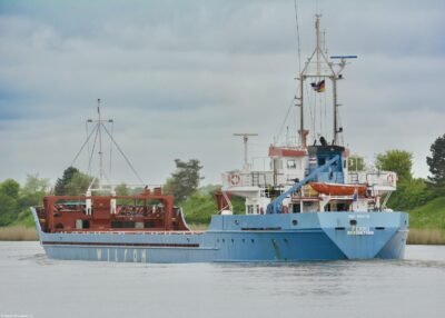 Ferro in Kiel Canal passing Breiholz, 14-05-2015