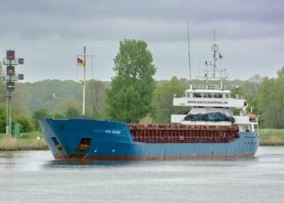 Rix River in Kiel Canal passing Breiholz, 14-05-2015