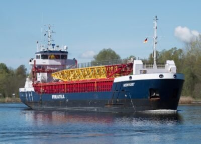 Heenvliet in Kiel Canal passing Oldenbüttel, 26-04-2026