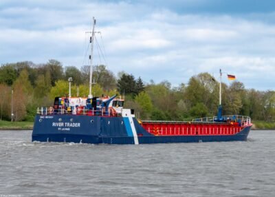 River Trader in Kiel Canal passing Rendsburg, 25-04-2026