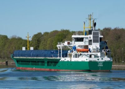 Unden in Kiel Canal passing Fischerhütte, 26-04-2026